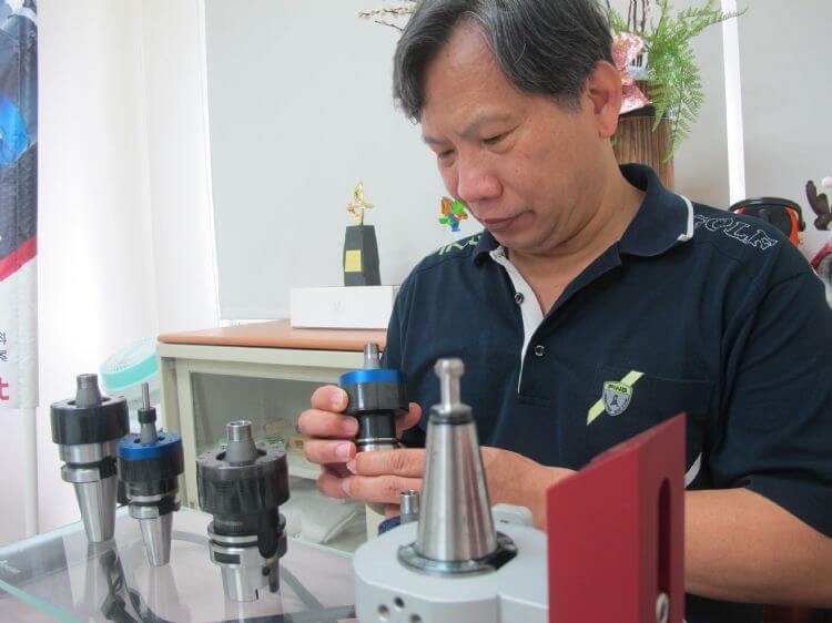 The founder of HIT and exhibits of HIT ultrasonic tool holders