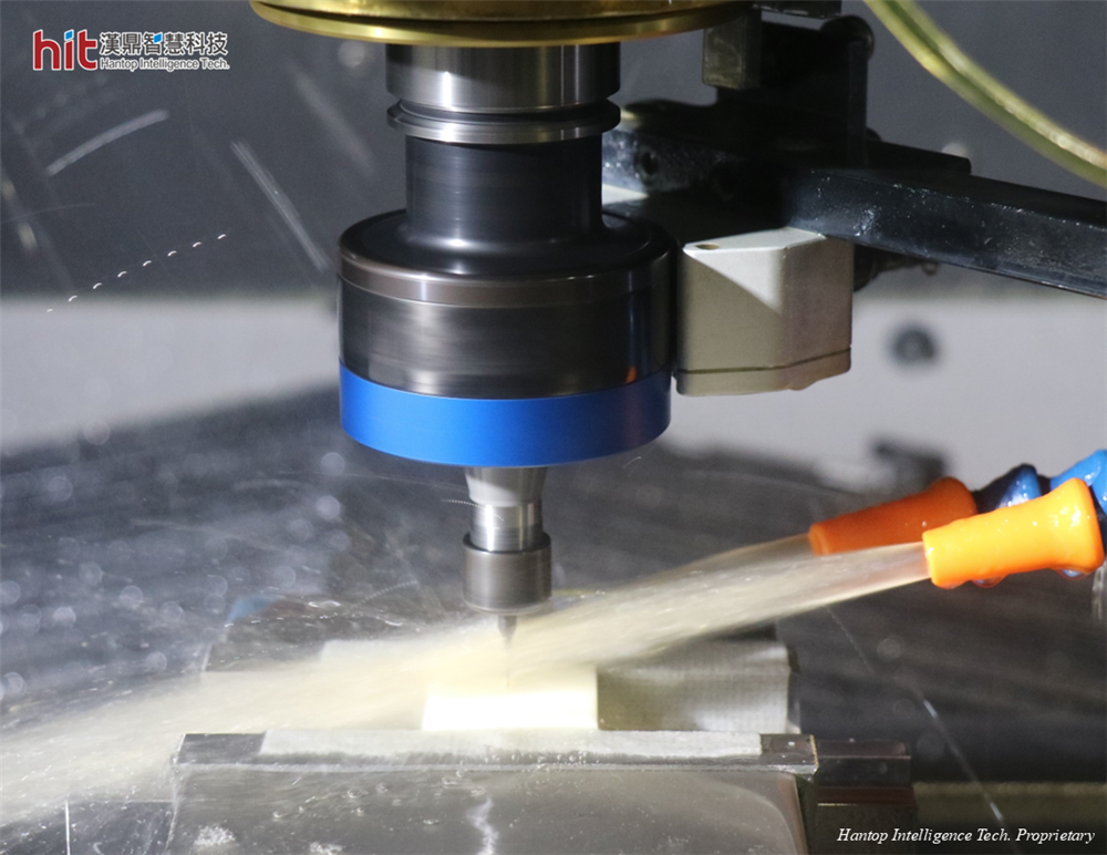HIT 超音波支援加工モジュールによる実際の加工プロセス