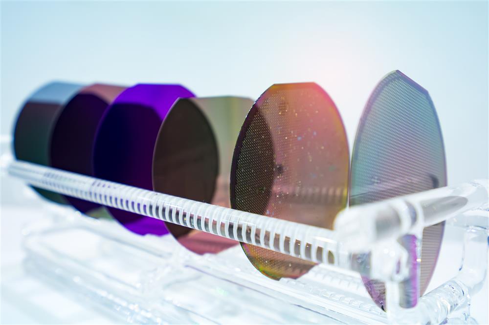 silicon wafers in plastic wafer boat